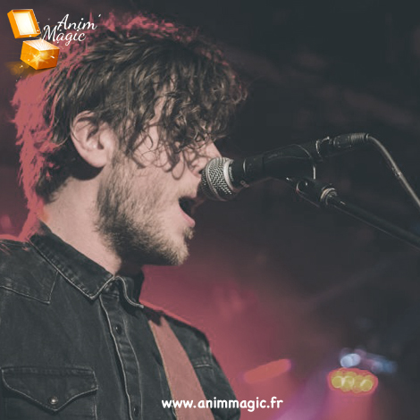 Un chanteur de variété offre un spectacle vibrant sur scène.