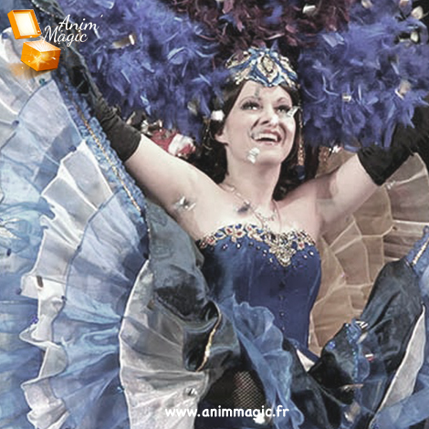 Une artiste porte un costume vibrant de danse brésilienne lors d'un spectacle.