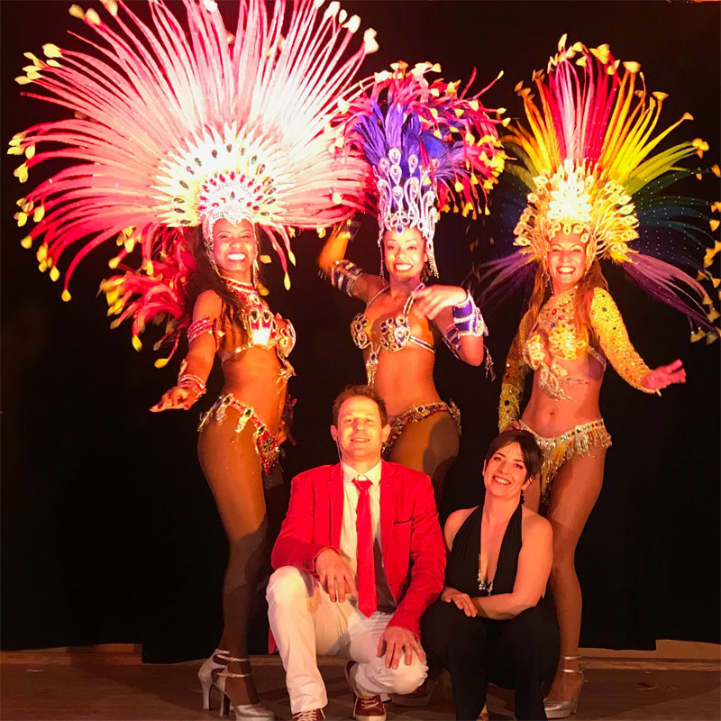 Les danseuses brésilienne de cabaret , prennent une photo avec deux artistes après un bal à Lyon. La soirée était un succès emblématique. Au programme: chorégraphie au rythme endiablé et costumes chatoyants. Anim'Magic danseuses de cabaret plumes et paillettes Lyon.