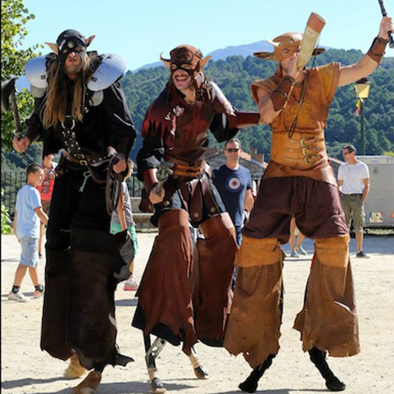 Les trois échassiers en tenue de bête étonnent la foule de Villefranche, totalement conquis par leur prestation inattendue. Anim'Magic échassiers Lyon.