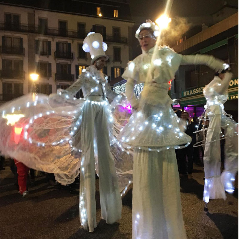 Les artistes déambulent  dans la ville d'Avignon pour un  festival improvisé qui est devenu de plus en plus magique. Animmagic trapéziste Lyon.