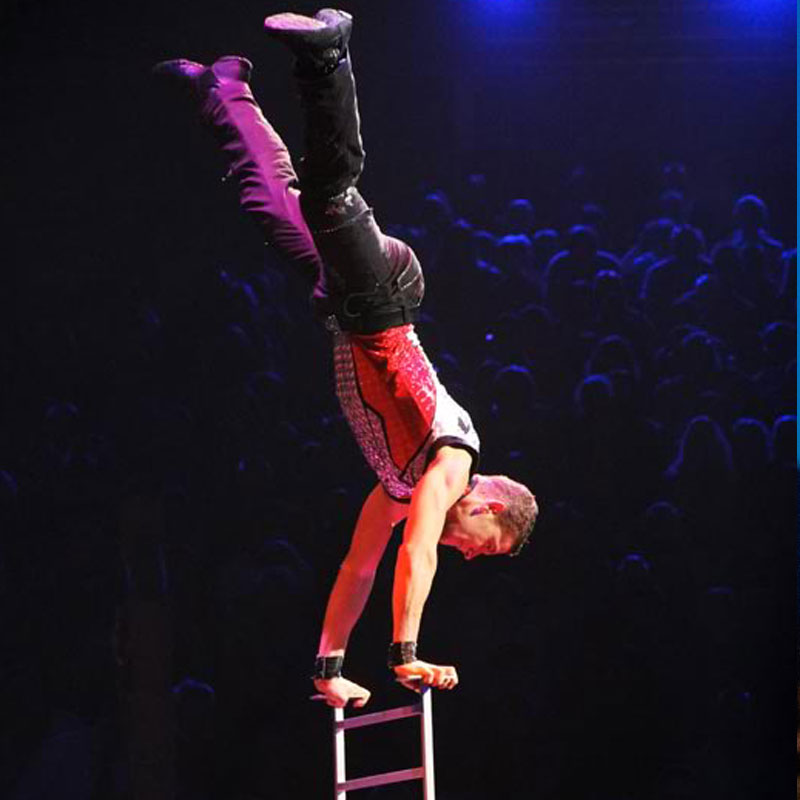 Un acrobate chambérien enchaîne des figures, comme un athlète et divertit la foule exaltante. Anim'Magic spectacle de cirque Lyon.