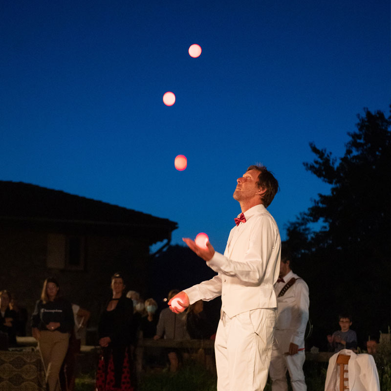 Un jongleur épate la foule de valence dans une soirée pleine d'activités et de surprises. Anim'Magic clown Lyon.