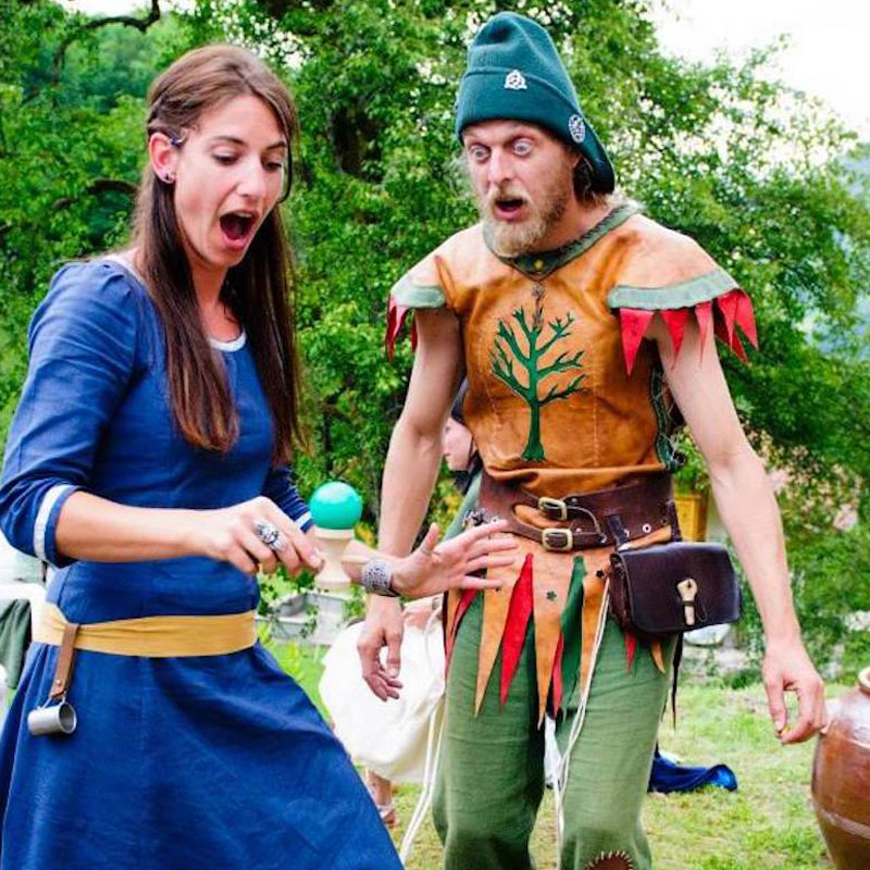 En plein air deux artistes en costume médiéval dans la capitale-des-gaules représente une scène de Gavarnie loin du studio. Animmagic jongleurs Lyon.