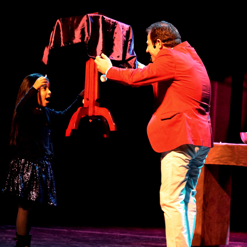 Un enchanteur valentinois très aimé du public et de la jeune fille sur scène, par ces tour de magies fluides. Anim'Magic prestidigitateur Lyon. 