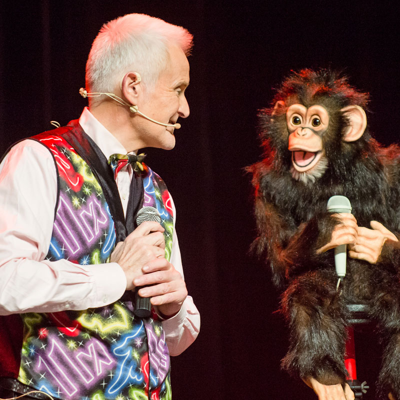 Un ventriloque échange avec l'assemblé dans son  one-man-show privé à Besançon. La réalisation finissant à minuit avec tout le groupe restant. Animmagic spectacle de cirque pour Noël dans le Rhône.  