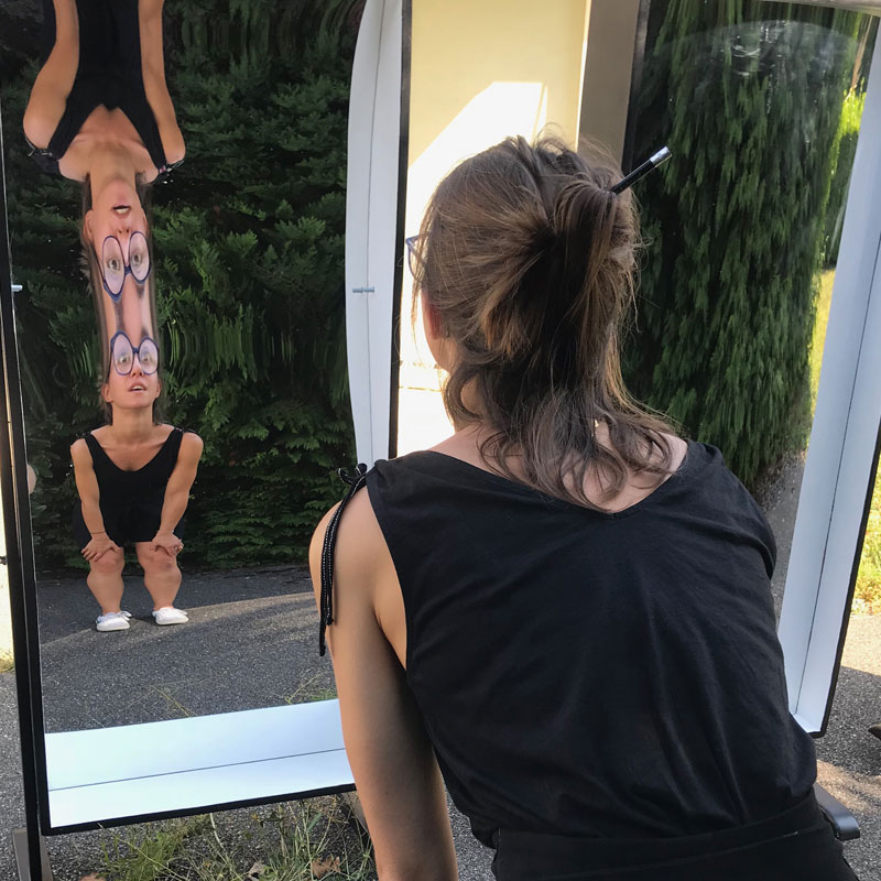 Une illusion d'optique en utilisant un miroir est teste par une femme de la vallée du Rhône très spectaculaire et ardent. Animmagic magiciens Lyon.
