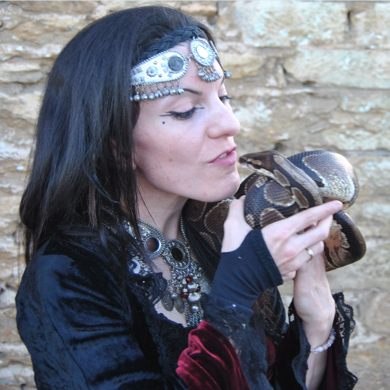  Une dresseuse de serpent, en costume panthère,  adore son animal. Une scène qui sera gravée dans la mémoire des habitants de Haute-Loire. Animmagic échassiers Lyon.