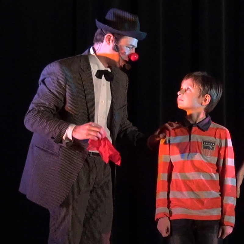 Un clown en face d'un petit garçon , offre un numéro spécialement pour lui. Les autres artistes ont assisté à son succès sans précédent. Anim'Magic artistes de cirque Lyon.
