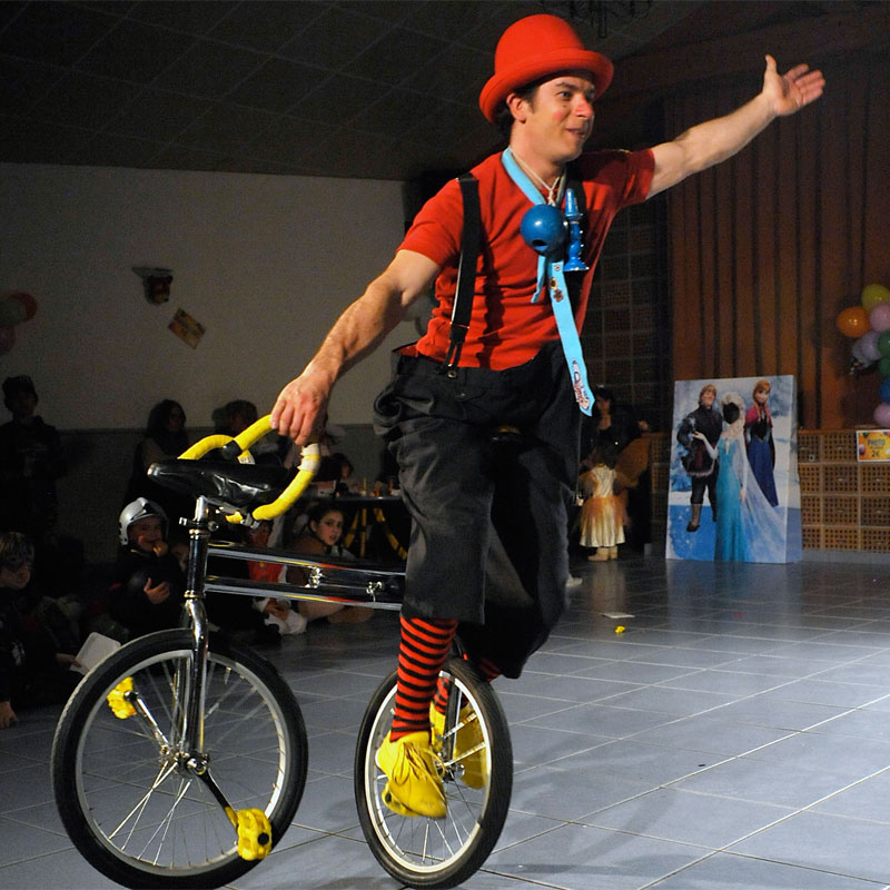  Un acrobate rhodanien , talentueux, offre  une animation techniquement prodigieuse, fluide et parfaite à Montfort. Grand écart, saut géant, jambe derrière la tête, portée acrobatique. Animmagic clown magicien Lyon.