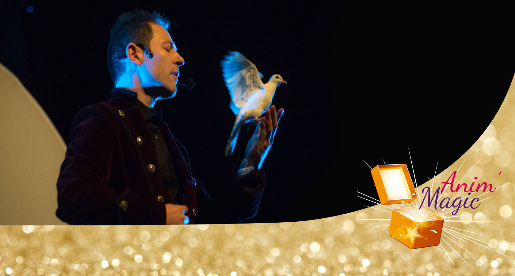  Un animateur magicien avec un oiseaux posé sur son doigts , charmant un public de la drome très animé. Anim'Magic spectacle de magie lyon . 